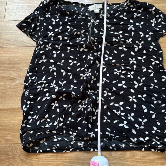 Ann taylor loft black and white floral blouse size medium with zipper detailing - Picture 4 of 5